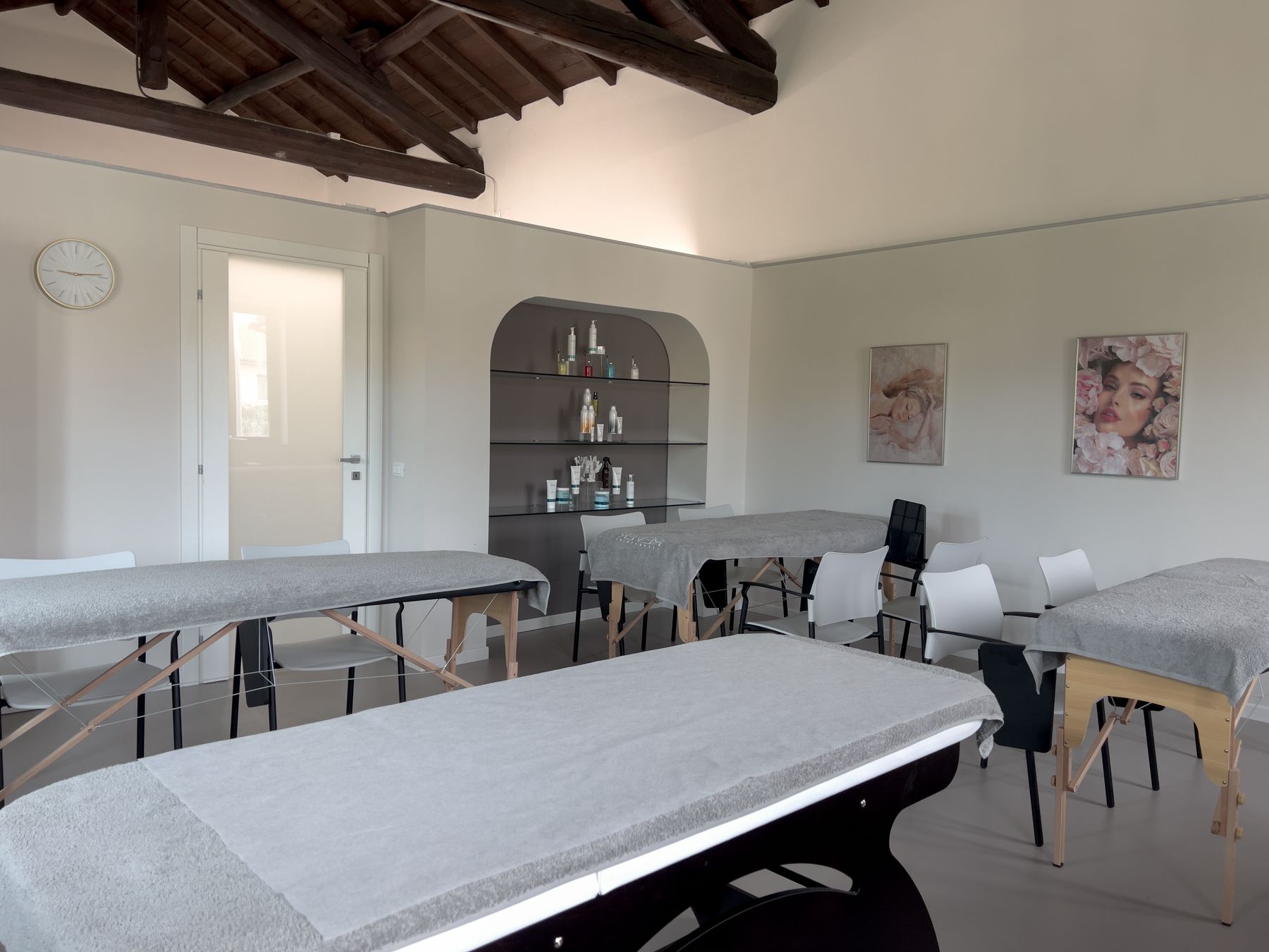Sala dell'Académie con lettini, travi in legno e vetrina prodotti
